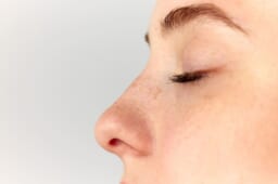 鼻毛脱毛の痛みが気になる方へ｜確認しておきたいポイント